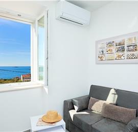 4 Bedroom Villa with Jacuzzi and Seaview in Orašac, Dubrovnik, Sleeps 9